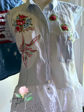 Load image into Gallery viewer, Light Denim Duster Vintage Tablecloth Poppy Ribbons &amp; Lace Bouquet - Size Large
